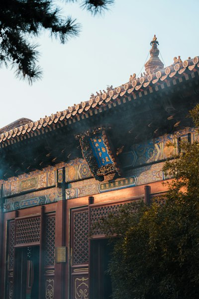 藍標煙霧繚繞古寺雕檐桌布預覽