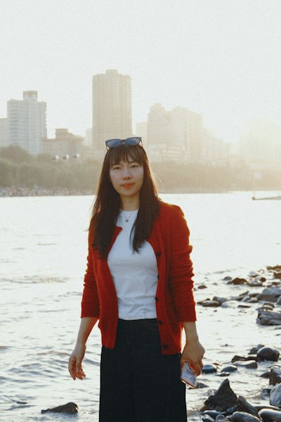紅衣女子河畔伫立遠眺城影桌布預覽