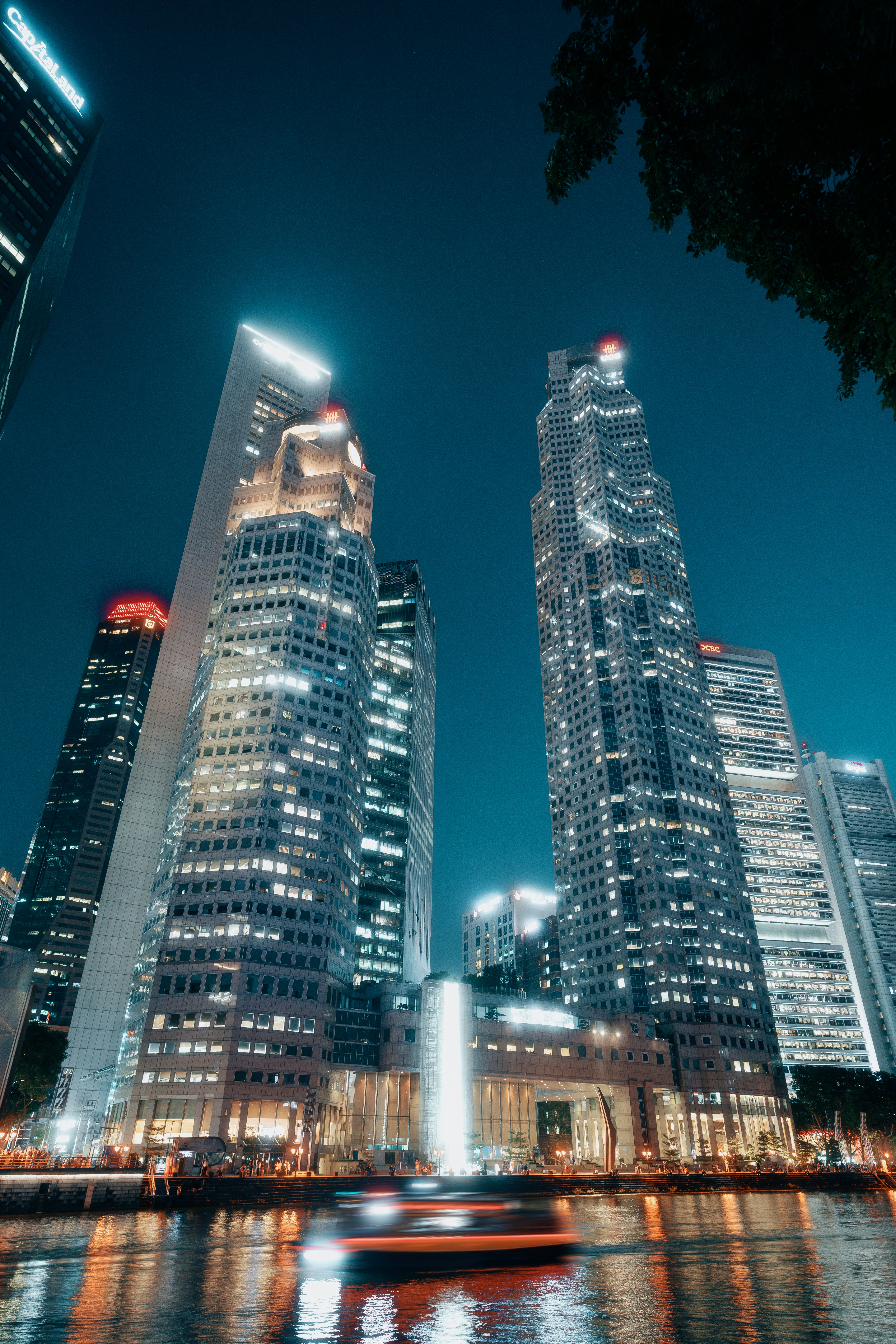 灯火辉煌滨河摩天楼前景朦胧小舟手机壁纸高清图片