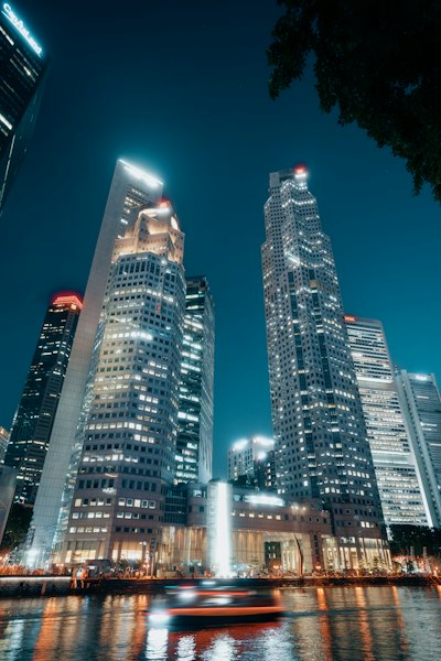 灯火辉煌滨河摩天楼前景朦胧小舟