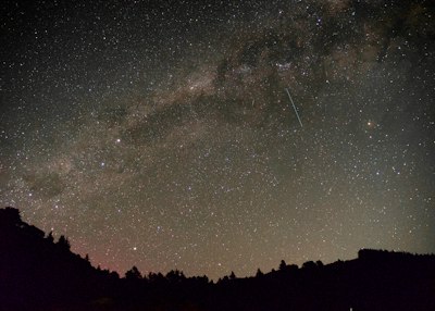星河覆蓋山脊桌布預覽