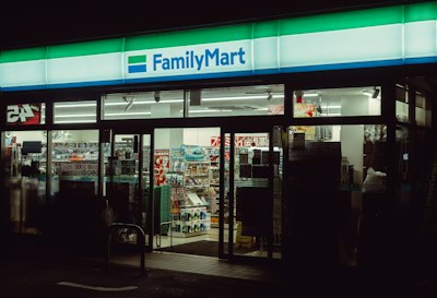 燈火通明的全家夜幕玻璃門桌布預覽