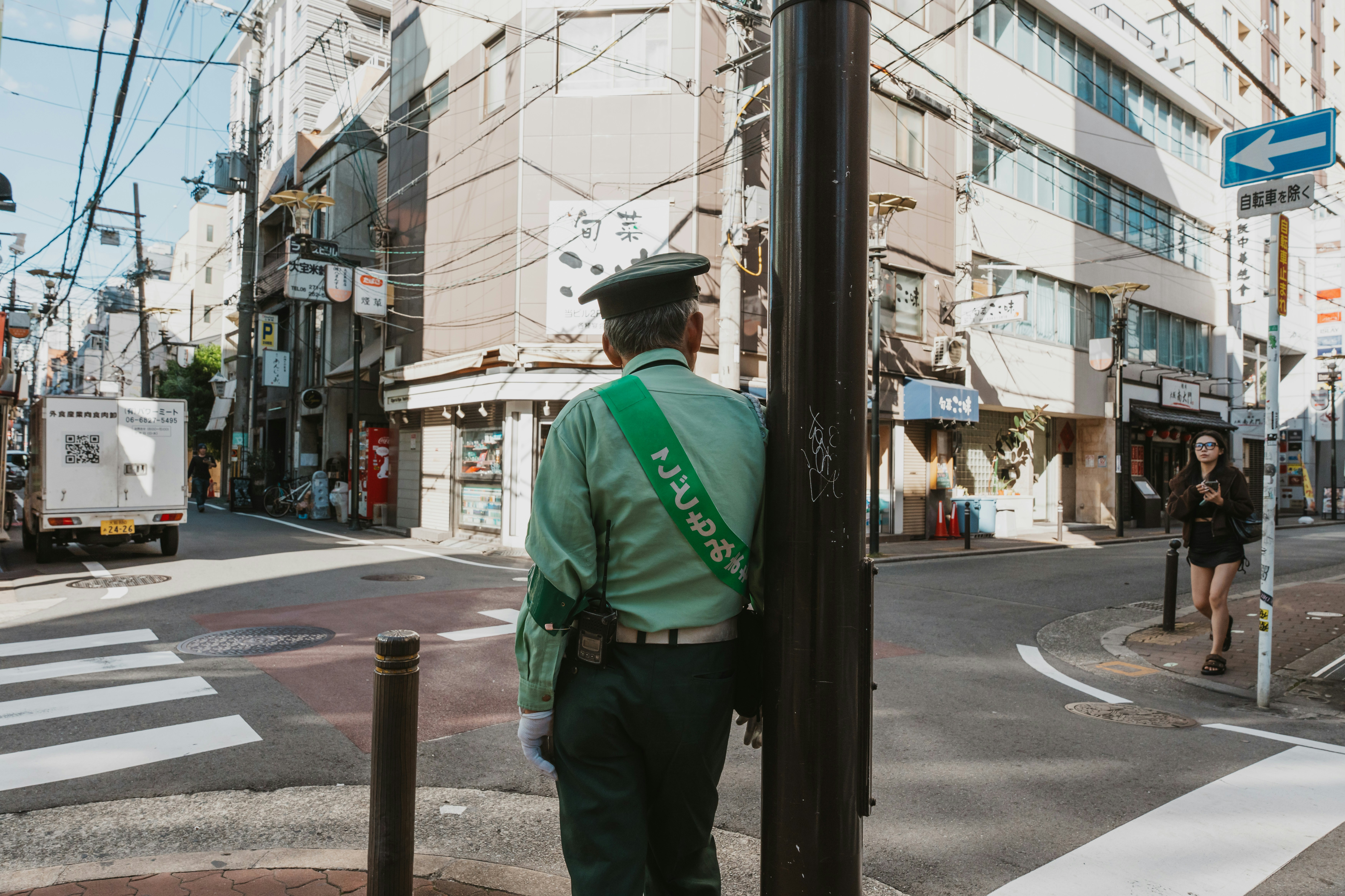 阳光街口的绿装交警手机壁纸高清图片