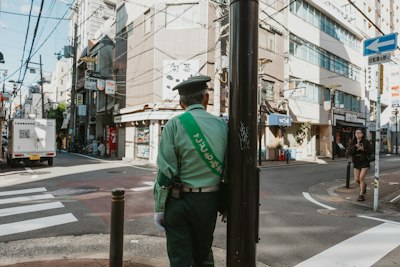 阳光街口的绿装交警壁纸预览