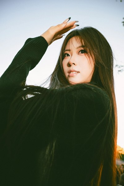长发黑衣女子倚碧空