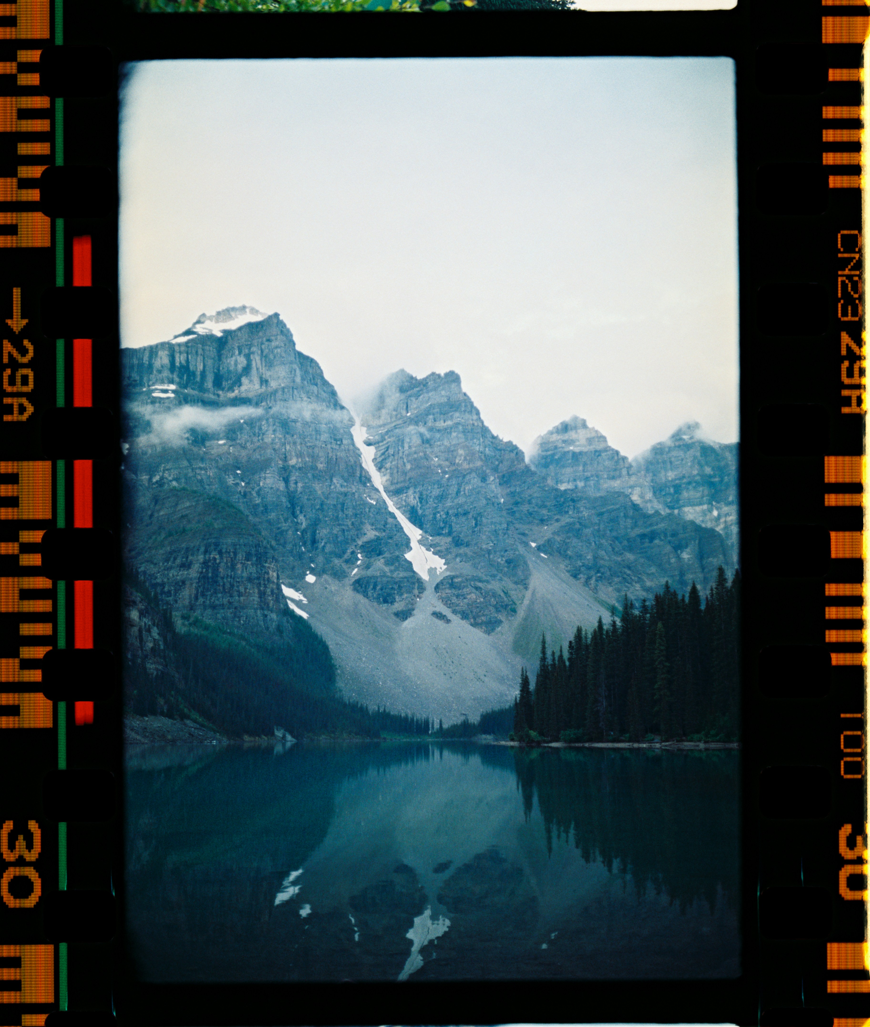 Moraine Lake On An Early Morning. Fujicolor 100. HD mobile wallpaper