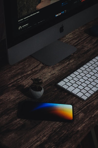 Silver Imac And Apple Keyboard wallpaper preview