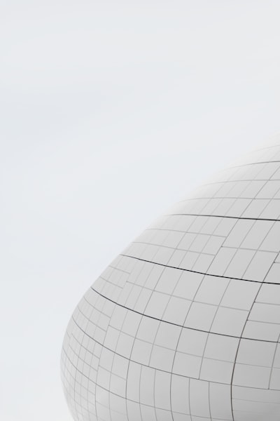 简洁建筑的静谧壁纸预览