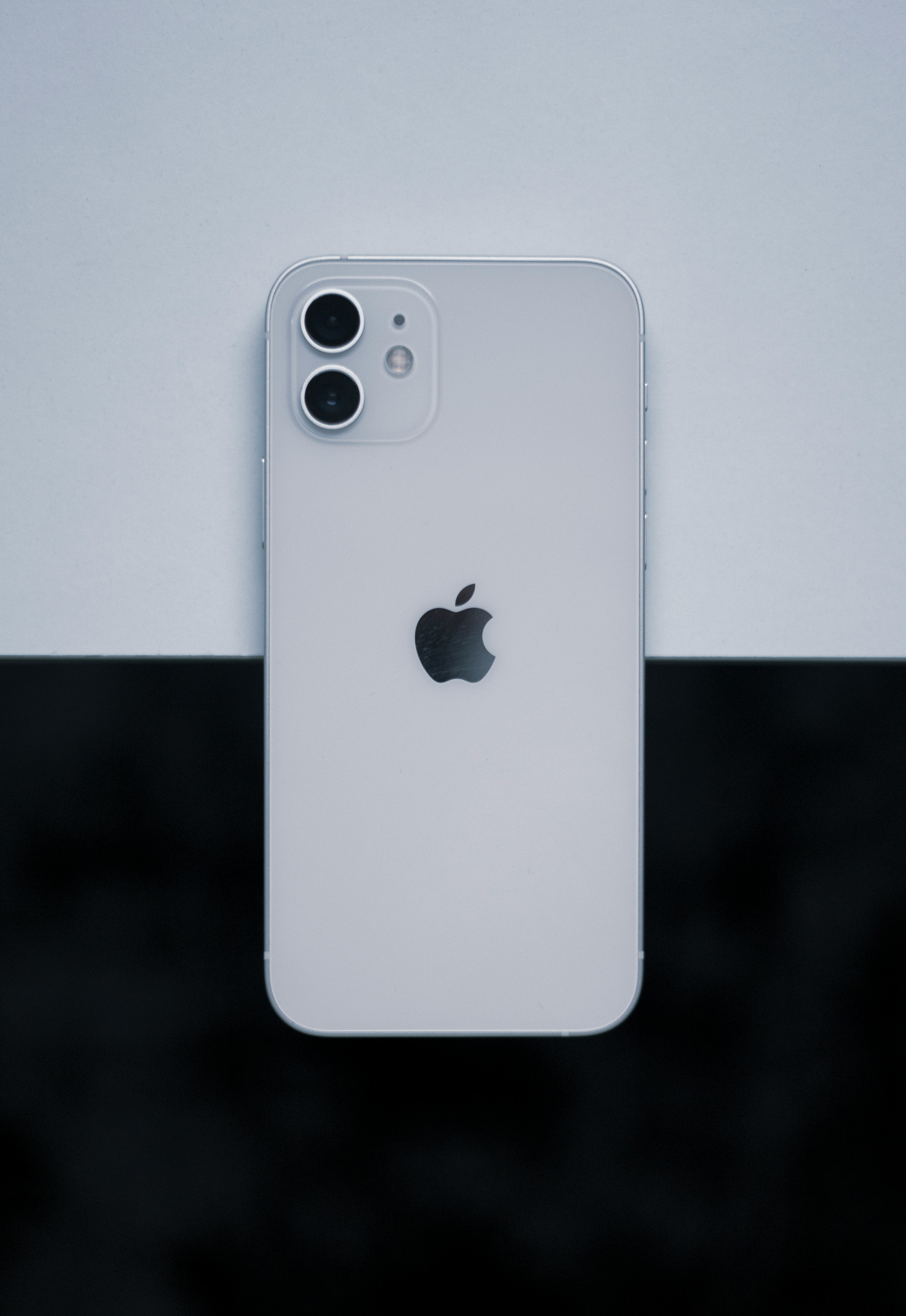 都市夜景的碎片 通过 iPhone 12手机壁纸高清图片