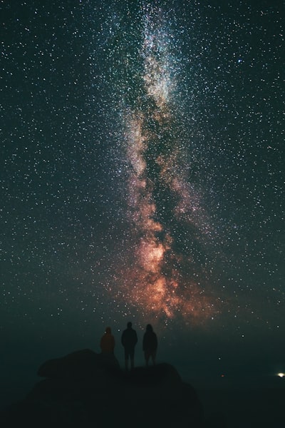我们在无限宇宙中渺小无比，当仰望银河时，才知道有多少谜团壁纸预览